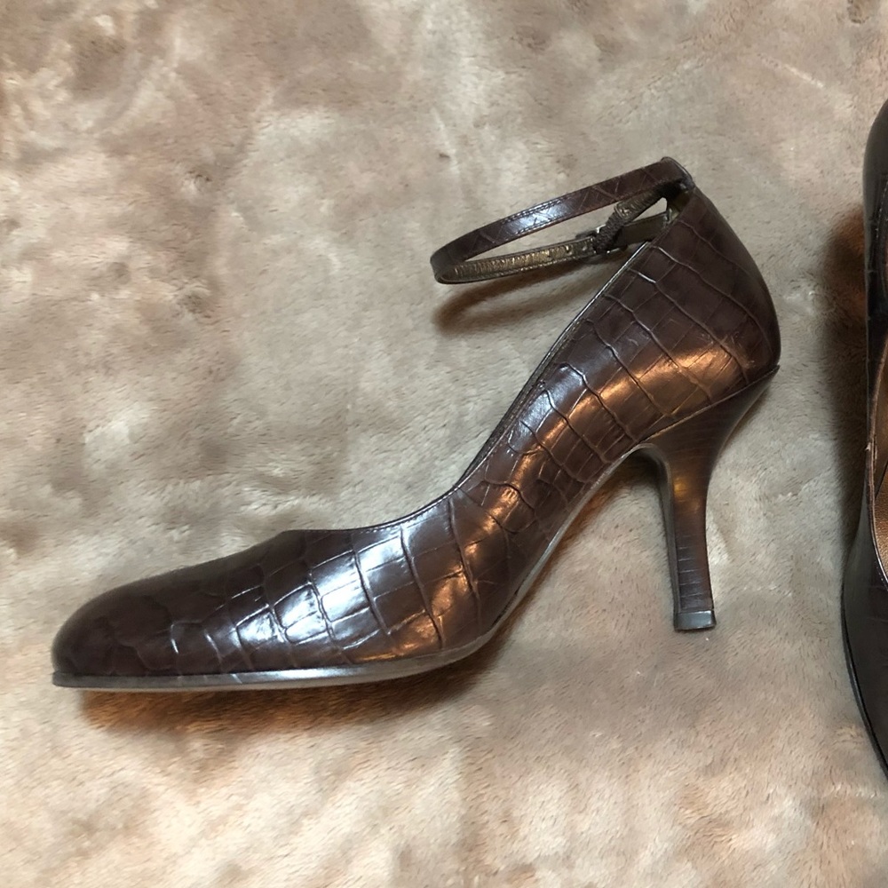 6m nine west brown alligator embossed shoes